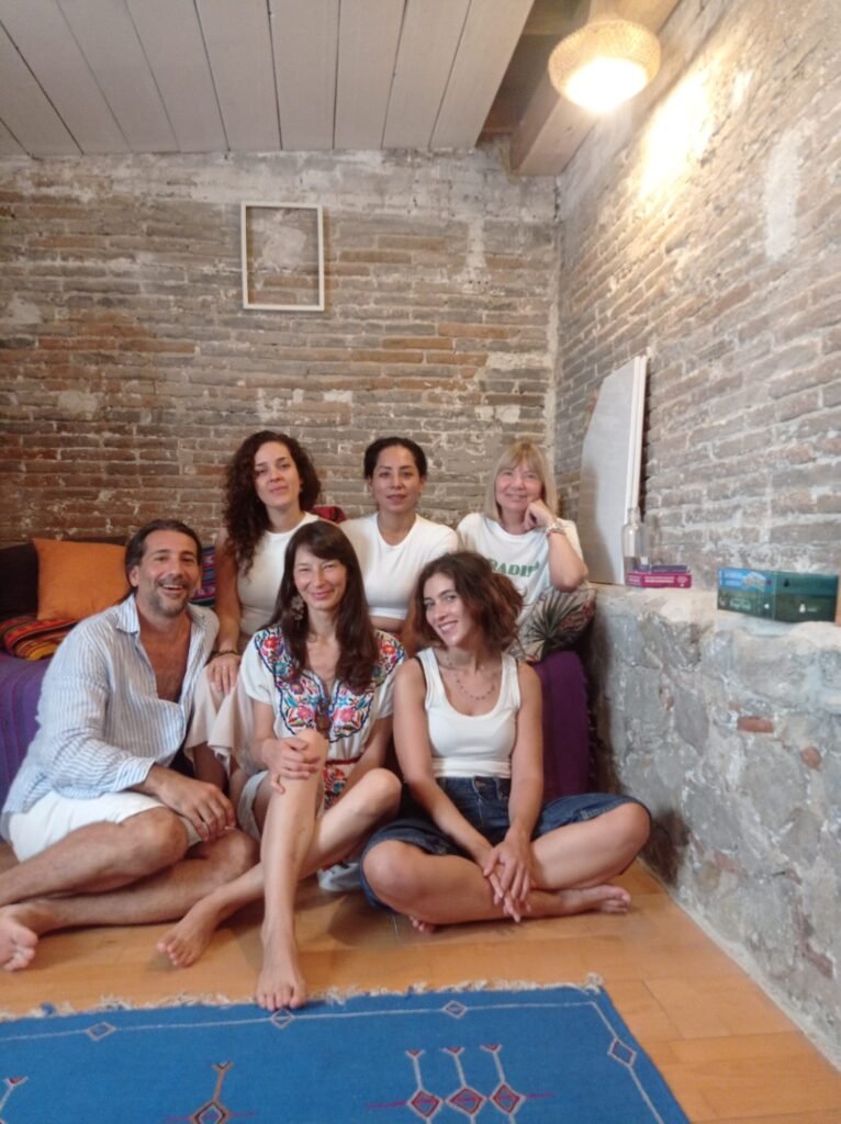 Grupo reunido en una sala de Barcelona durante un encuentro